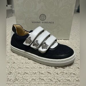 Young Versace kids Medusa sneakers in Navy/white. IT size 26. New in a box
